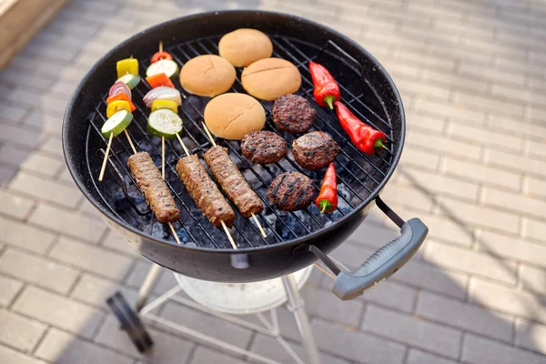 Barbecue kebab vlees en groenten op grill — Stockfoto