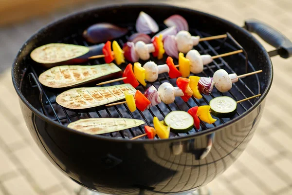 Vegetables and mushrooms roasting on brazier grill — Stock Photo, Image