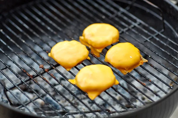 Nahaufnahme von Fleischschnitzel mit Käse auf dem Grill — Stockfoto