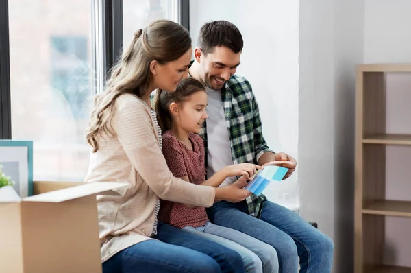 Gelukkig gezin met kleurenpalet verhuizen naar nieuw huis — Stockfoto