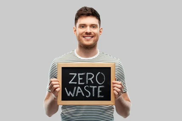 Homem sorrindo segurando quadro com zero desperdício — Fotografia de Stock