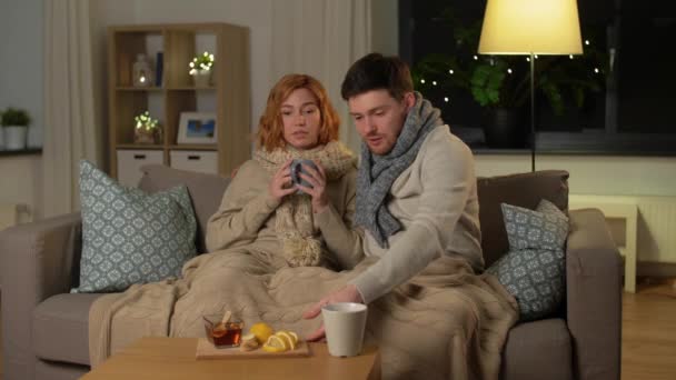 Enfermo joven pareja bebiendo té con limón en casa — Vídeos de Stock