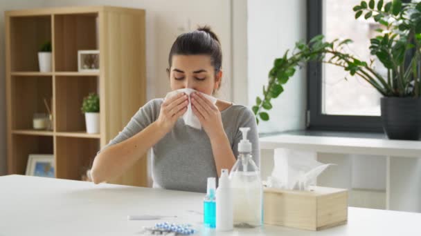 Beteg nő gyógyszeres köhögés a papírzsebkendő — Stock videók