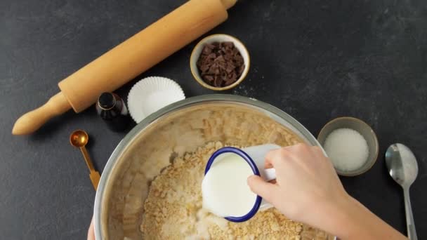 Шеф-повар или пекарь делает тесто и наливает молоко — стоковое видео