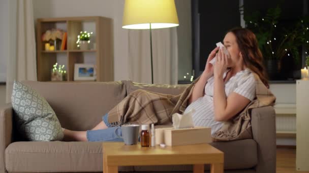 Chora kobieta w ciąży dmuchanie nosa w domu — Wideo stockowe