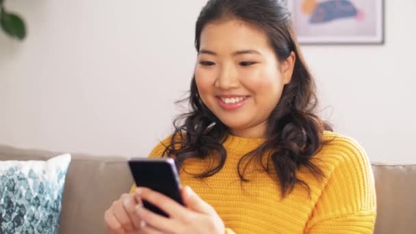 Aziatische vrouw met smartphone met video bellen — Stockvideo