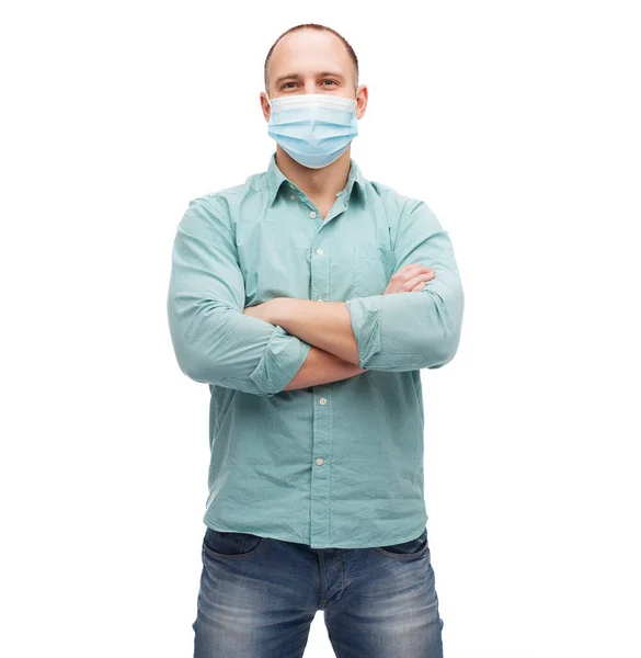 Молодой человек в защитной медицинской маске — стоковое фото