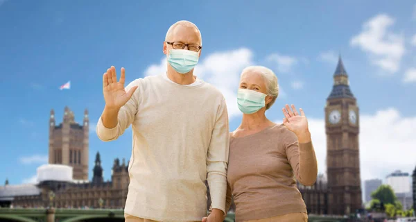 Para seniorów w maskach medycznych w Londynie — Zdjęcie stockowe