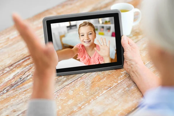 Grandmother having video call with granddaughter — Stock Photo, Image