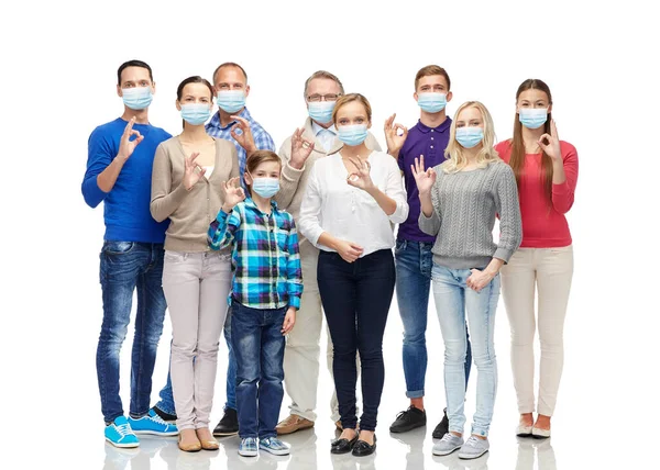 Люди в медицинских масках с характерными признаками рук — стоковое фото