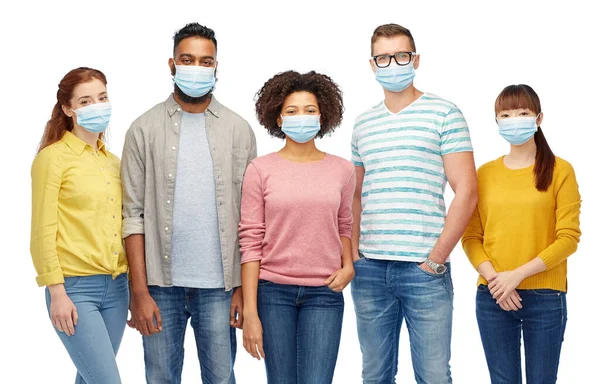 Lidé v lékařských maskách na ochranu před virem — Stock fotografie