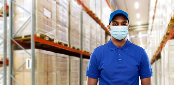 仓库里戴医疗面罩的印度送货人 — 图库照片