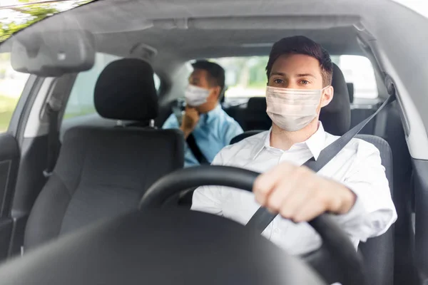 Taxi driver in face protective mask driving car — Stock Photo, Image