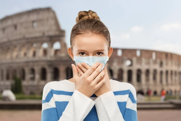 Tonårstjej i skyddande medicinsk mask i Italien — Stockfoto