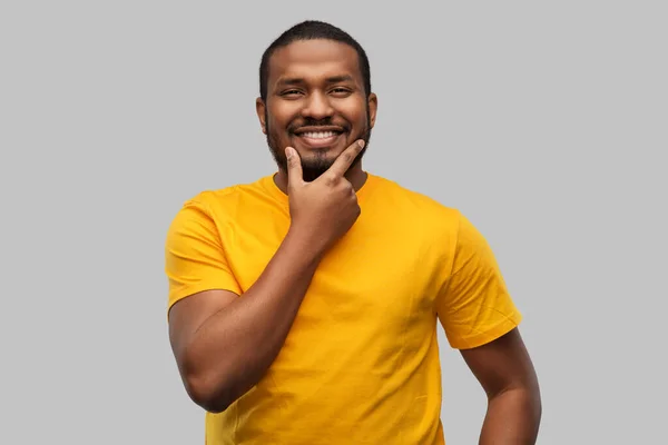 Lächelnder afrikanisch-amerikanischer Mann im gelben T-Shirt — Stockfoto