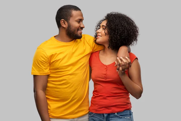 Feliz casal afro-americano abraçando — Fotografia de Stock