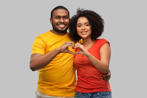 Feliz casal afro-americano fazendo mão coração — Fotografia de Stock