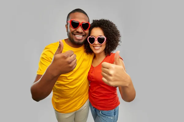 Feliz pareja africana en gafas de sol en forma de corazón — Foto de Stock