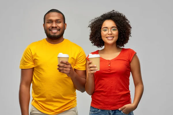Ευτυχισμένο ζευγάρι Αφροαμερικανών με φλυτζάνια καφέ — Φωτογραφία Αρχείου