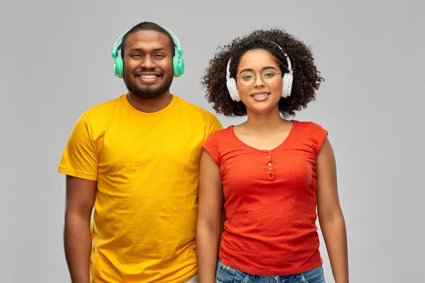 Gelukkig Afrikaans amerikaans paar met hoofdtelefoon — Stockfoto
