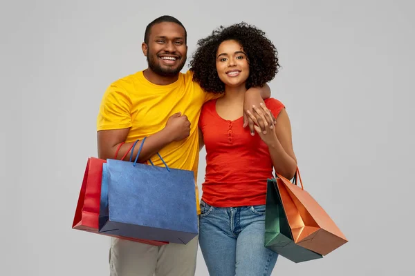 Feliz pareja afroamericana con bolsas de compras — Foto de Stock