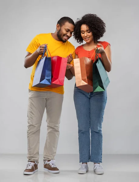 Feliz pareja afroamericana con bolsas de compras — Foto de Stock