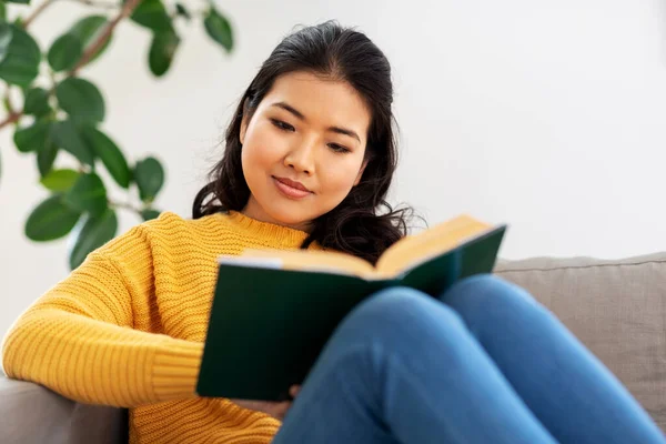 Asiático jovem mulher leitura livro em casa — Fotografia de Stock