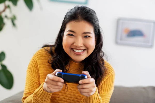 亚洲女人，带着游戏机在家里玩游戏 — 图库照片