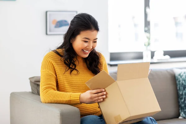 Feliz asiático joven mujer con paquete caja en casa — Foto de Stock