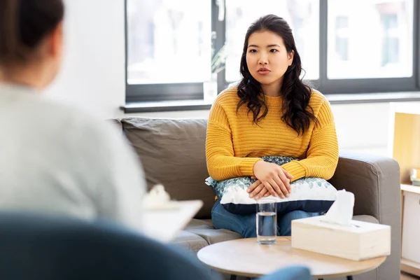 Jong aziatische vrouw patiënt en psycholoog — Stockfoto