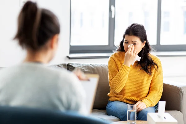 Mujer llorando paciente en sesión de psicoterapia —  Fotos de Stock