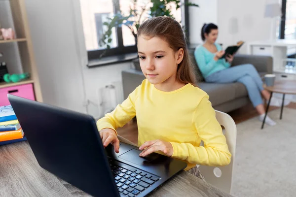 Student flicka med bärbar dator lärande online hemma — Stockfoto