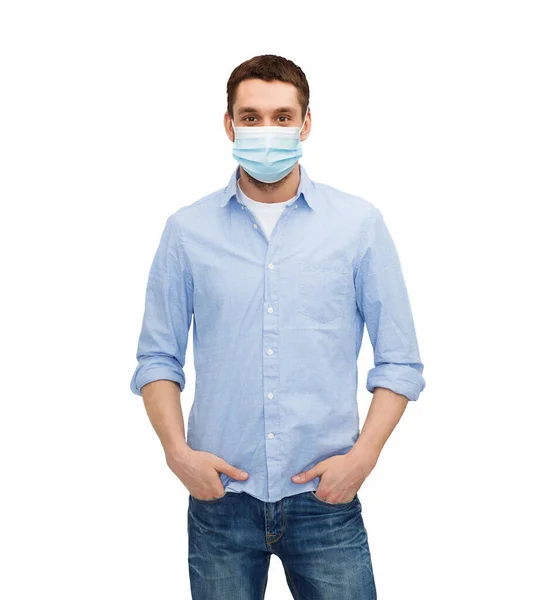 Молодой человек в защитной медицинской маске — стоковое фото