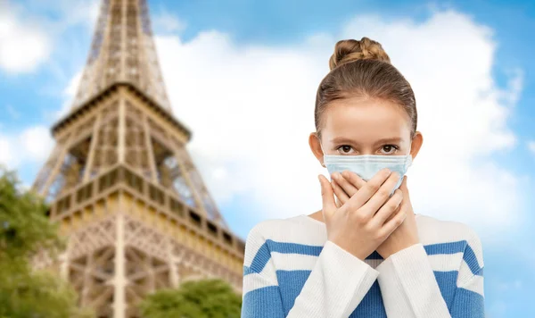 Dospívající dívka v ochranné lékařské masce ve Francii — Stock fotografie