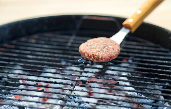 Närbild av köttkotletter rostning på grill — Stockfoto