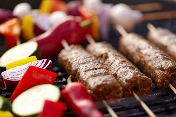 Close-up van barbecue kebab vlees roosteren op grill — Stockfoto