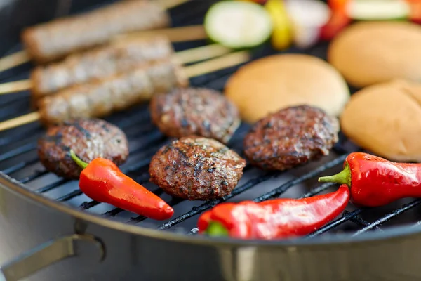 Barbecue kebab vlees en groenten op grill — Stockfoto