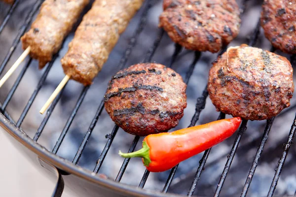 Barbecue kebab vlees en peper roosteren op grill — Stockfoto