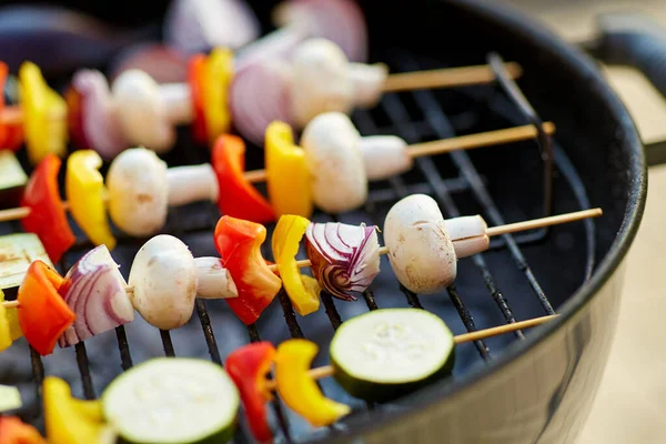 Groenten en champignons roosteren op braziger grill — Stockfoto