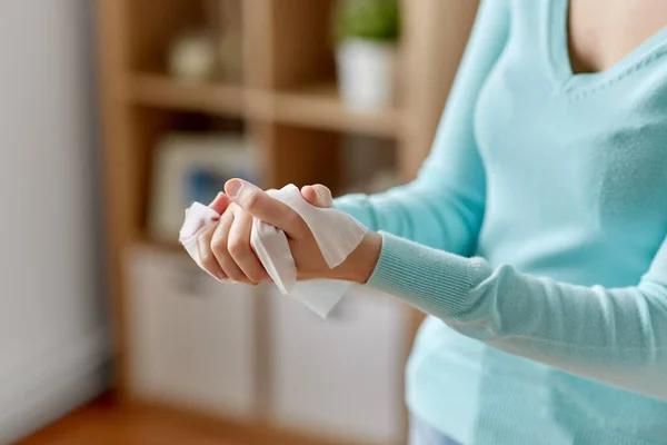 Mulher limpeza mãos com toalhete úmido anti-séptico — Fotografia de Stock