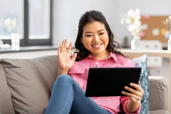 집에서 비디오 통화를 하는 태블릿 PC 를 가진 여성 — 스톡 사진