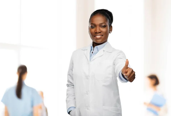 Mujer afroamericana médico mostrando pulgares hacia arriba — Foto de Stock