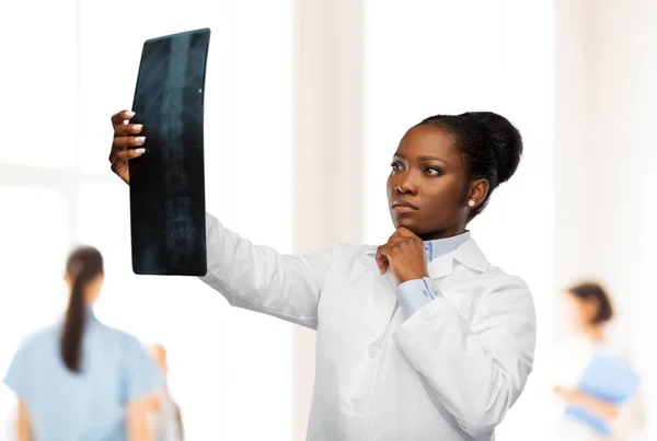 Afrikaanse amerikaanse vrouwelijke arts op zoek naar x-ray — Stockfoto