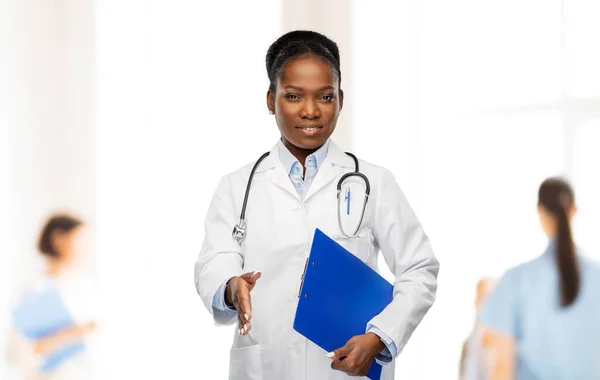 Felice afro-americano medico o scienziato donna — Foto Stock