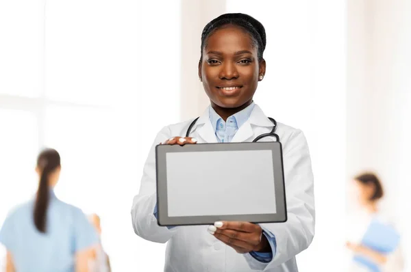 Africano americano feminino médico com tablet pc — Fotografia de Stock