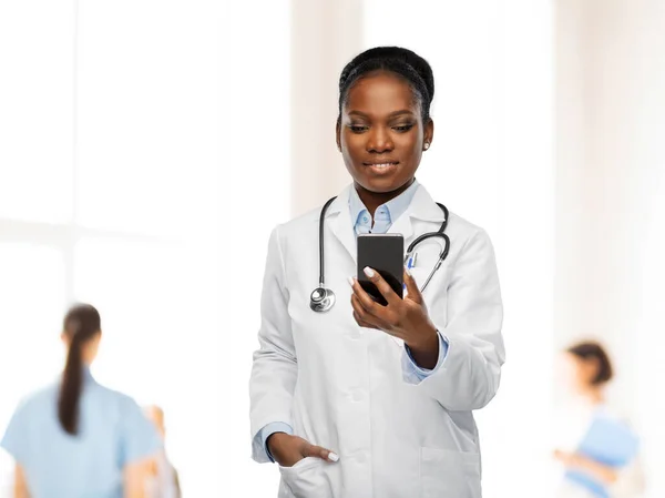 스마트폰을 가진 아프리카 계 미국인 여성 의사 — 스톡 사진