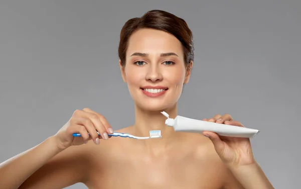 Donna sorridente con spazzolino pulizia denti — Foto Stock