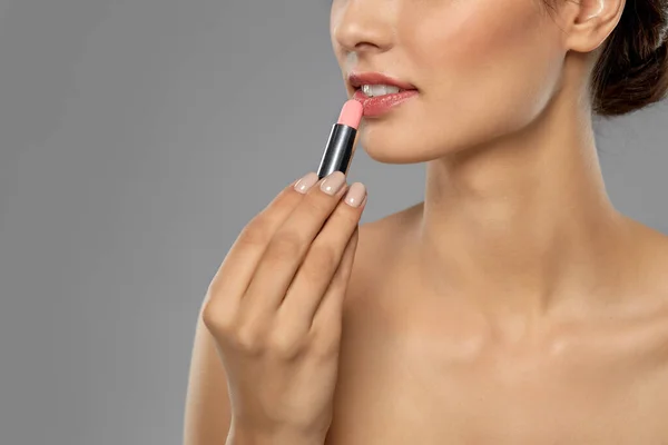 Schöne lächelnde junge Frau mit rosa Lippenstift — Stockfoto