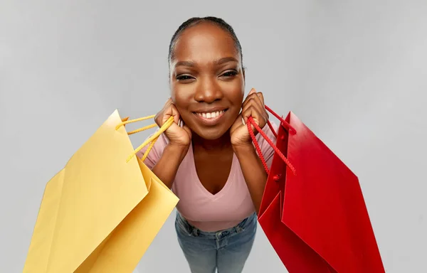 Šťastná africká americká žena s nákupní taškou — Stock fotografie