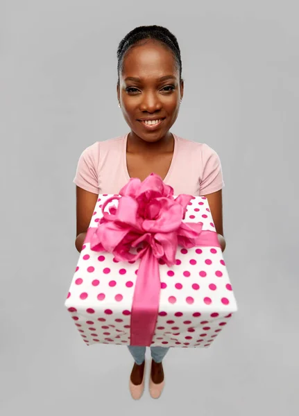 ギフトボックス付きの幸せなアフリカ系アメリカ人女性 — ストック写真
